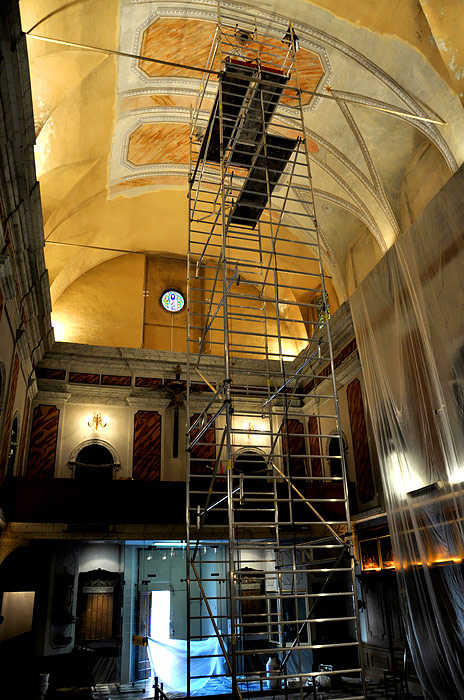 Rekonstrukce stropu kaple v Monaku - pojízdné lešení ALUFIX 6000