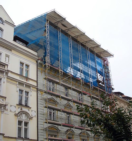 Přemyslovská, Praha - fasádní lešení a zastřešení stavby