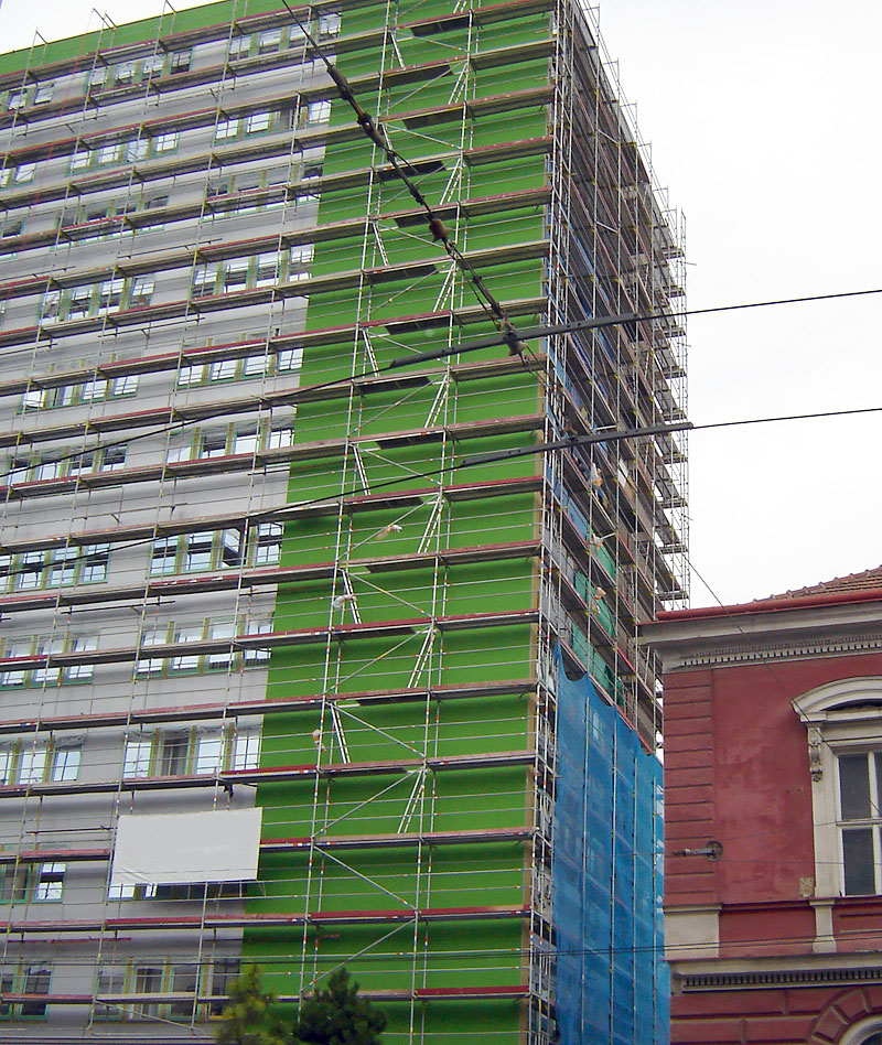 Brno, panelový dům - fasádní lešení