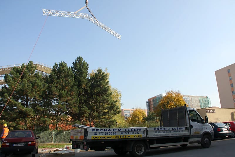 Poliklinika Paracelsum, Praha - fasádní lešení, zastřešení stavby WACO