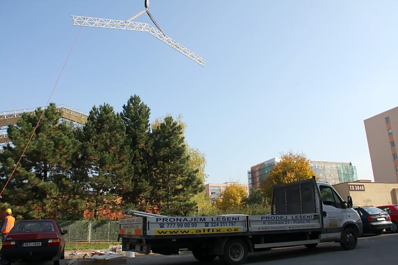 Poliklinika Paracelsum, Praha - fasádní lešení, zastřešení stavby WACO