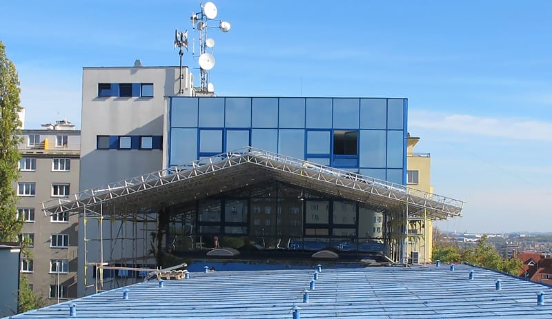 Hradecká, Praha - fasádní lešení, zastřešení stavby WACO