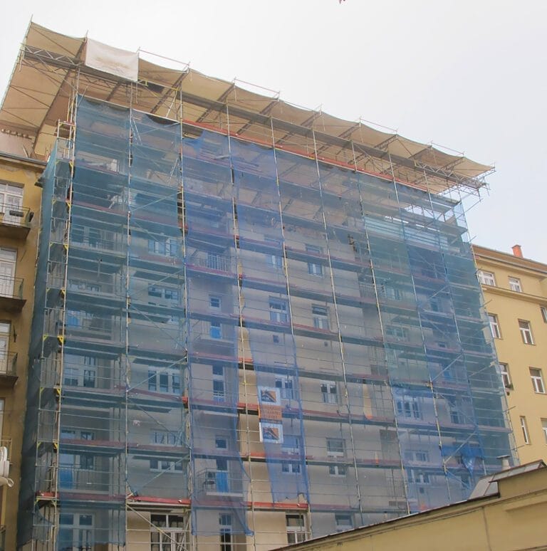Rečkova Praha – fasádní lešení, zastřešení staveb VARIO