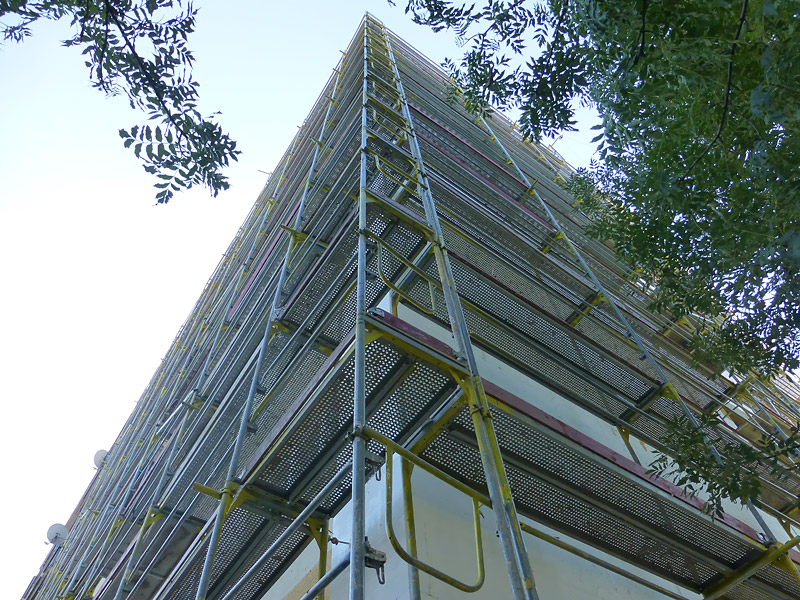 Zateplení panelového domu - fasádní lešení Kopřivnice
