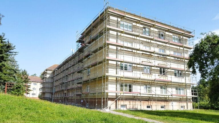 Ždár nad Sázavou, bytový dům Okružní – fasádní rámové lešení ALFIX 0,73