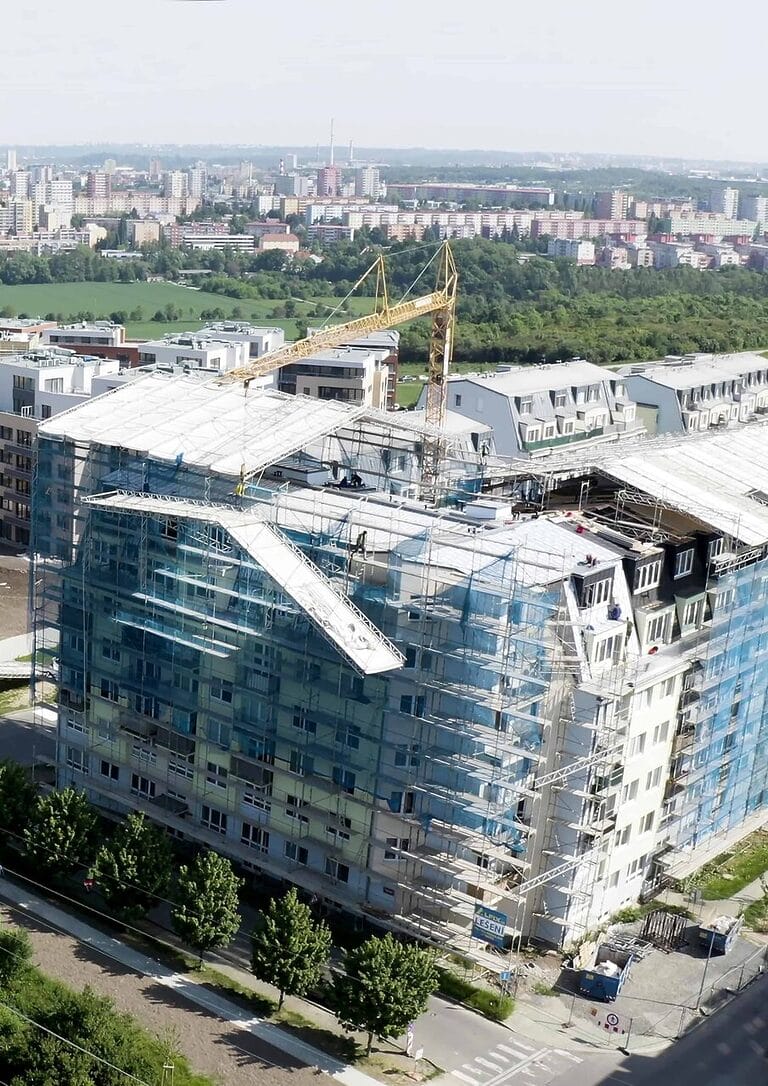 Rekonstrukce střechy po požáru: lešení ALFIX a dočasné zastřešení VARIO